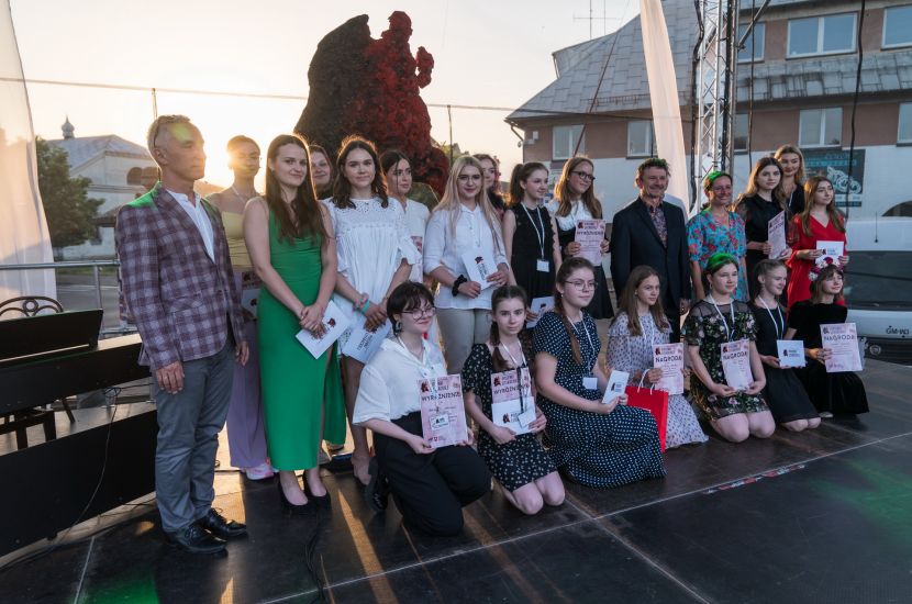 Link do artykułu - Piosenka literacka na Placu Zamkowym