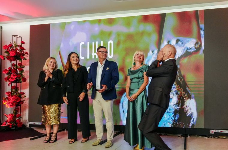 Statuetki „Złotego Konia” w rękach laureatów