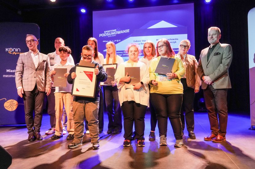 Zdjęcie przedstawia nagrodzonych sportowców podczas Sportowego Podsumowania Roku