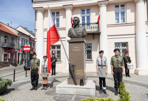 Msza św. i składanie kwiatów pod pomnikiem Marszałka Józefa Piłsudskiego