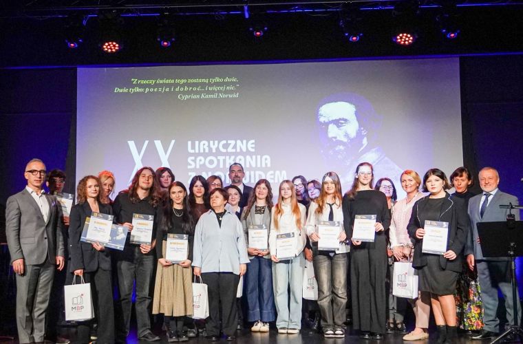 Zdjęcie przedstawia uczestników XX Lirycznego spotkania z Norwidem