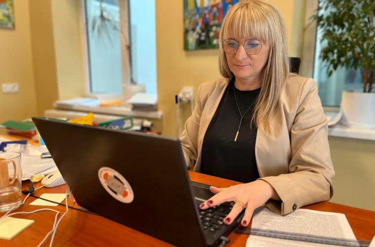 Znamy wstępne wyniki KBO. Na zdjęciu widać kobietę - Przewodniczącą Komisji Wyborczej KBO siedzącą przed komputerem.