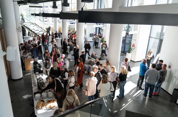 Halo, tu kultura! Na zdjęciu zrobionym z góry widać grupę osób podczas rozmów w holu Oskardu.