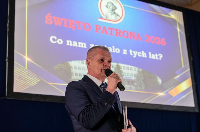 Zdjęcie przedstawia dyrektora zespołu szkół im. Mikołaja Kopernika Tomasza Kucharczyka