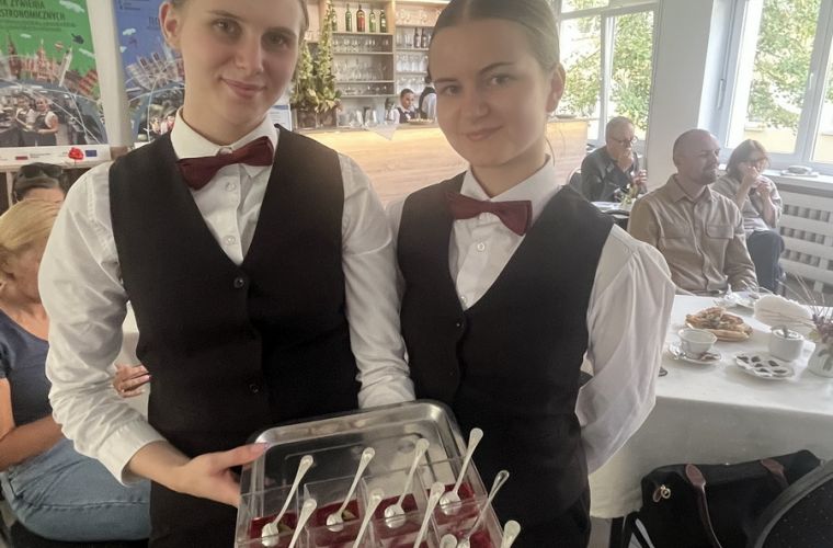Kuchnia Malty i Włoch nie ma przed nimi tajemnic. Na zdjęciu widać dwóch kelnerów prezentujących danie.
