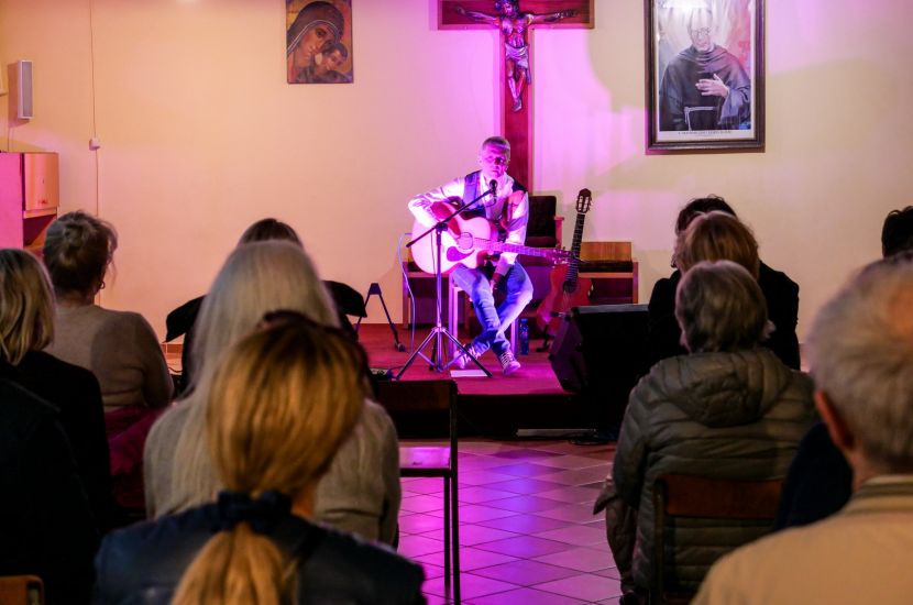 Na zdjęciu widzimy Zbigniewa Żuka poetę i pieśniarza podczas koncertu w kościele św. Wojciecha