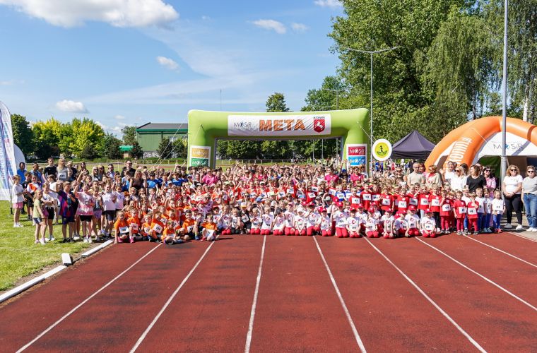 Na zdjęciu widać wszystkich uczestników Biegu Milowego Słupa na bierzni lekkoatletycznej