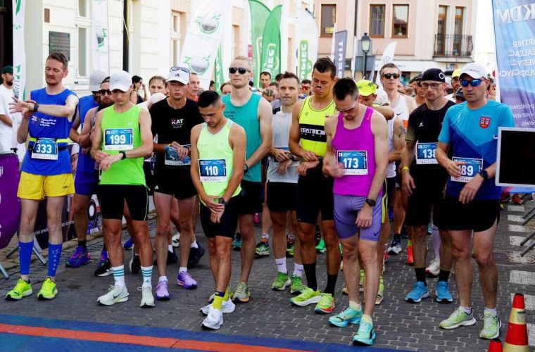 Na zdjęciu widzimy zawodników szykujących się do startu w 28. Ogólnopolskim Biegu Milowego Słupa