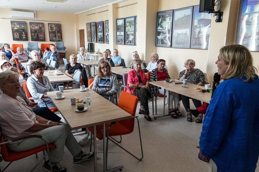 Na zdjęciu widzimy grupę osób w Bibliotece Publicznej podczas imprezy Kadr Fórmanka – archiwum fotograficzne