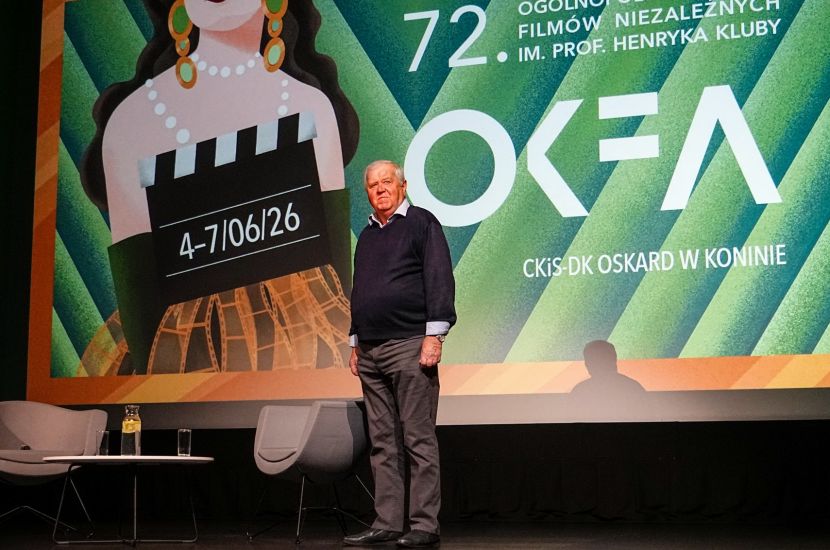 Na zdjęciu widzimy Marian Dziędziela podczas  Ogólnopolskiego Konkursu Filmów Amatorskich OKFA