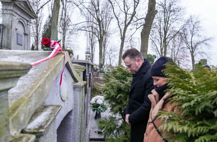 Róże bez kolców na grobie Urbanowskiej