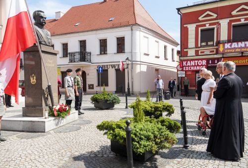 Msza św. i składanie kwiatów pod pomnikiem Marszałka Józefa Piłsudskiego
