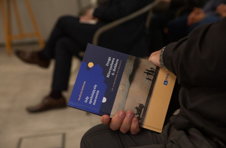 Wyróżnienie dla książki  o Mieczysławie Bekkerze. Na zdjęciu widać książkę w ręce czytelnika.