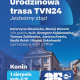 1 sierpnia urodzinowa ekipa TVN24 odwiedzi Konin. Na niebieskiej grafice widać w podcieniu ratusz miejski, na tle są białe napisy z programem i listą gości.