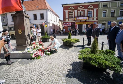 Msza św. i złożenie kwiatów pod pomnikiem Józefa Piłsudskiego