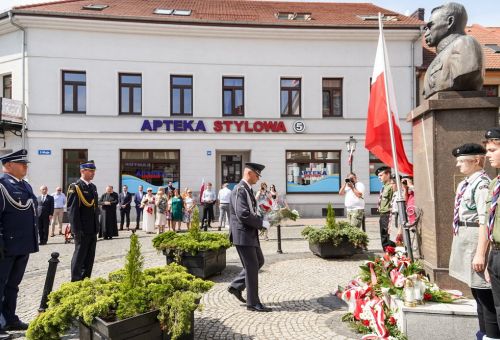 Msza św. i składanie kwiatów pod pomnikiem Marszałka Józefa Piłsudskiego