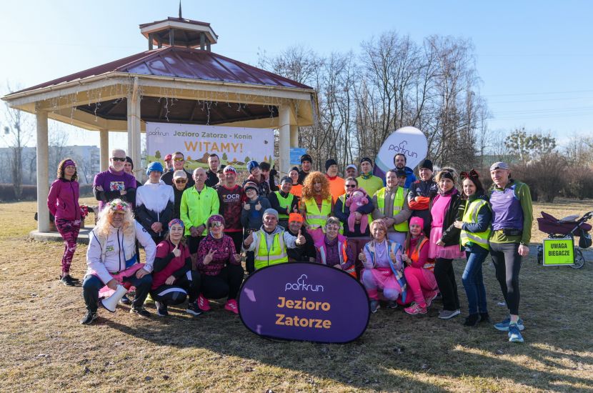 Zdjęcie przedstawia uczestników biegu Parkrun Jeziorko Zatorze