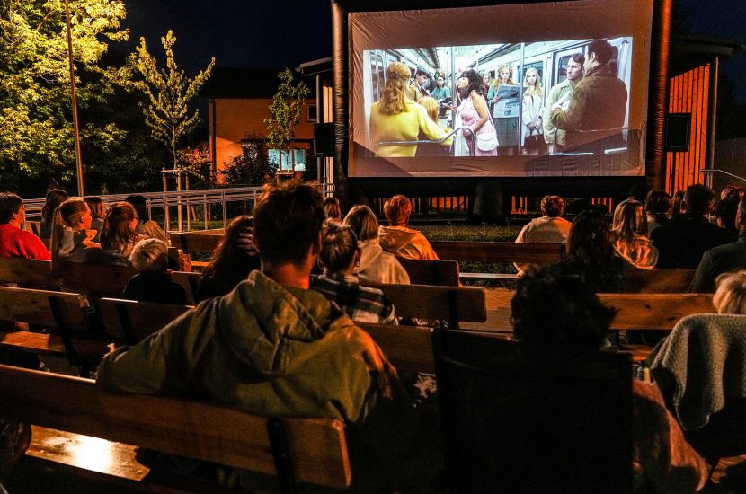Na zdjęciu widzimy ekran kinowy w Łężynie podczas dobrych filmów