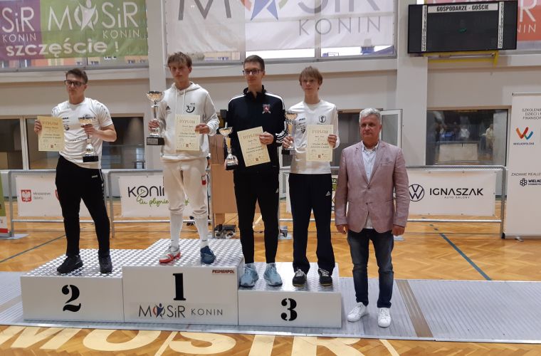 Zdjęcie przestawia uczestników I Pucharu Polski Juniorów w szabli który odbył się w Koninie
