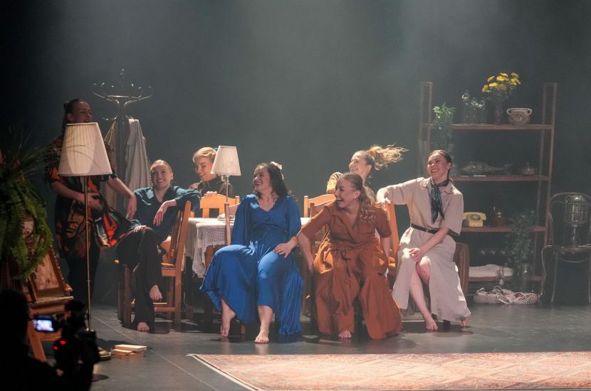 Zdjęcie przedstawia tancerki Konińskiego Teatru Tańca podczas występu