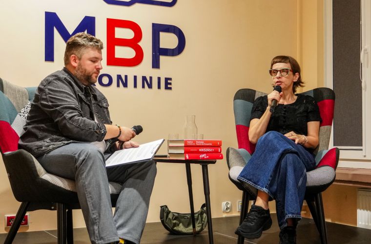 Zdjęcie przedstawia autorkę Magdalenę Grzebałkowską na spotkaniu autorskim w Miejskiej Bibliotece Publicznej w Koninie