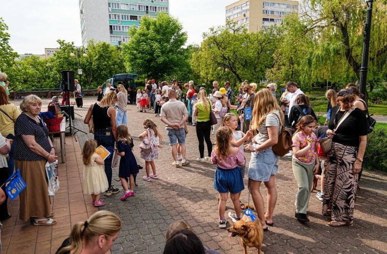 Na zdjęciu widać uczestników 12 parady kundelków i nie tylko