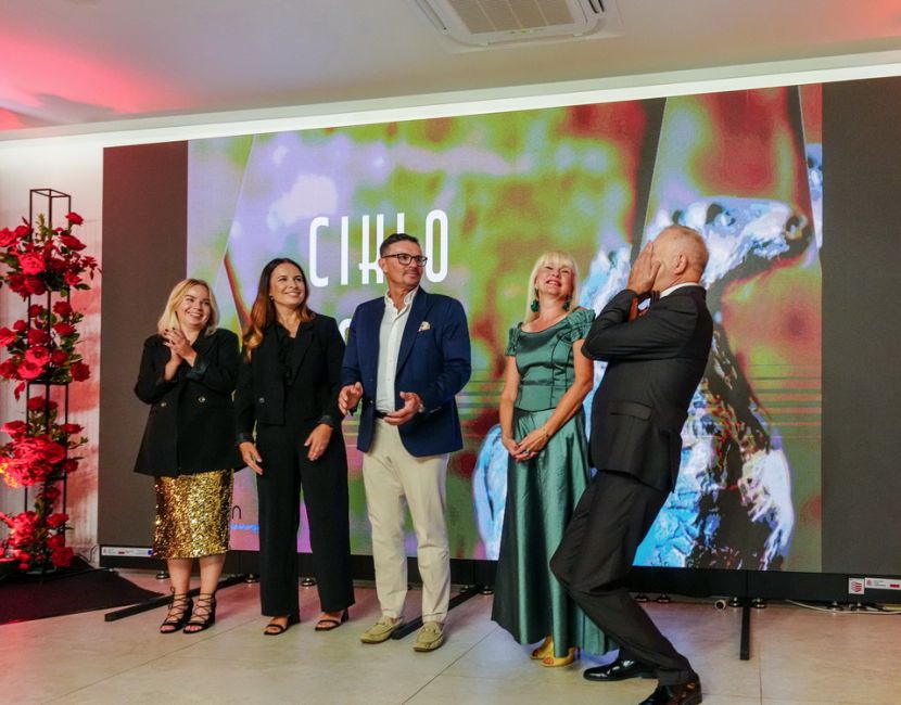 Statuetki „Złotego Konia” w rękach laureatów