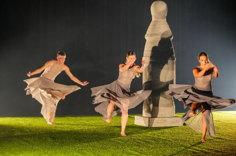 Na zdjęciu widzimy tancerki podczas występu Konińskiego Teatru Tańca