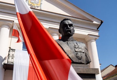 Msza św. i złożenie kwiatów pod pomnikiem Józefa Piłsudskiego