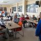 Na zdjęciu widzimy grupę osób w Bibliotece Publicznej podczas imprezy Kadr Fórmanka – archiwum fotograficzne
