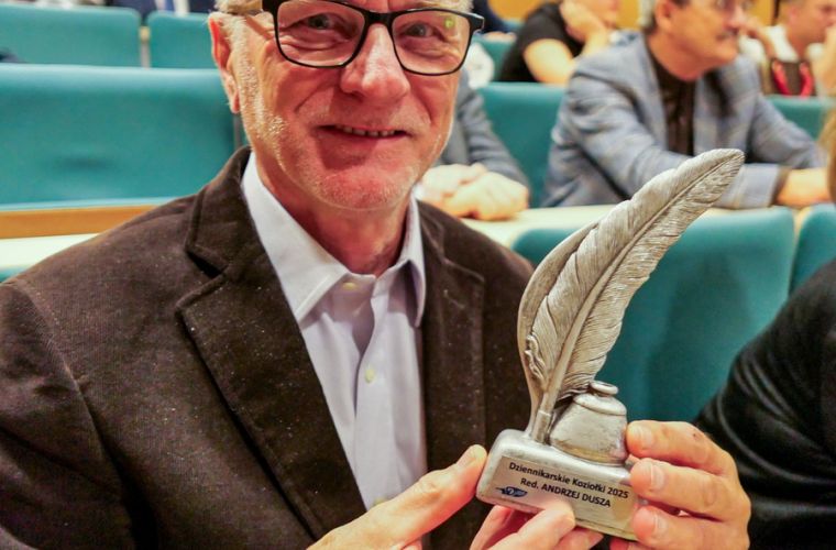 Dziennikarskie Koziołki dla Andrzeja Duszy. Na zdjęciu widać laureata nagrody trzymającego statuetkę.