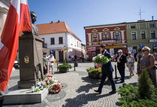 Msza św. i złożenie kwiatów pod pomnikiem Józefa Piłsudskiego