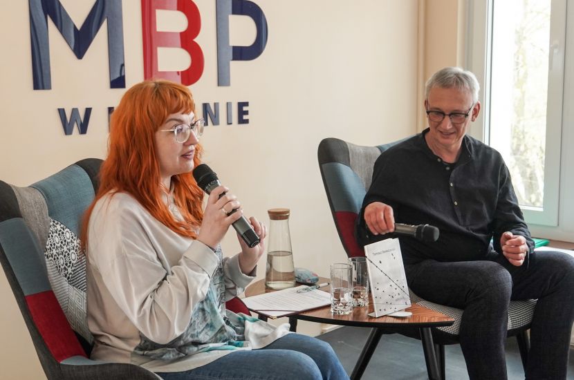 Na zdjęckiu widzimy Poetę Tomasza Berestwoskiego w trakcie spotkania z fanami w Miejskiej Bibliotece Publicznej