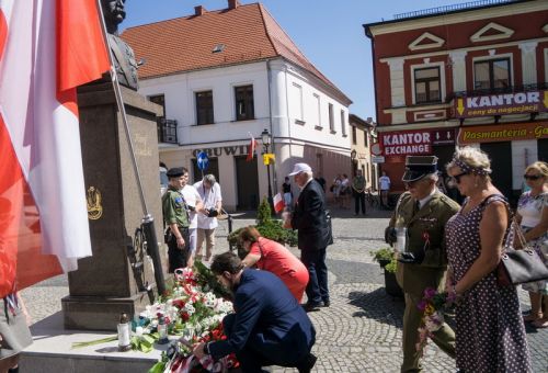 Msza św. i złożenie kwiatów pod pomnikiem Józefa Piłsudskiego