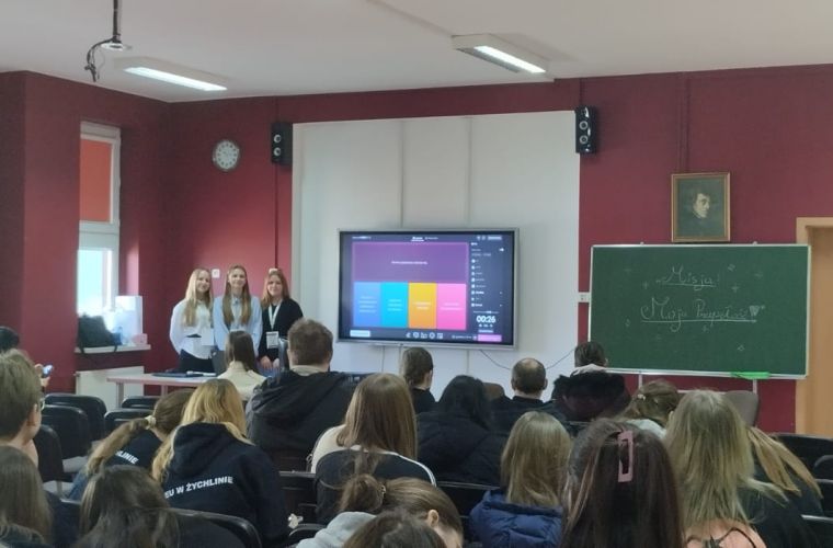 Na zdjęciu widać grupę uczniów oraz prowadzące zajęcia młode liderki Aglomeracji Konińskiej