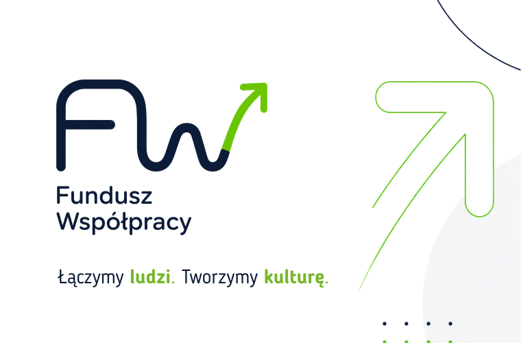 Rusza Fundusz Współpracy. Na białej grafice jest granatowa nazwa programu zakończona zieloną strzałką do góry.