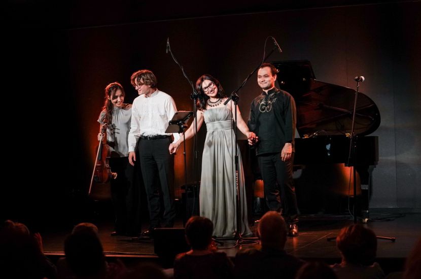 Romantyczne zakończenie Festiwalu Muzyczne Przestrzenie. Na zdjęciu są artyści trzymający się za ręce.