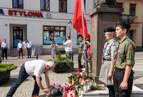 Msza św. i składanie kwiatów pod pomnikiem Marszałka Józefa Piłsudskiego