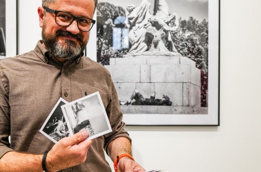 Na zdjęciu widzimy autora wystawy Witolda Pawlaczyka na tle fotografii Retrospektywa