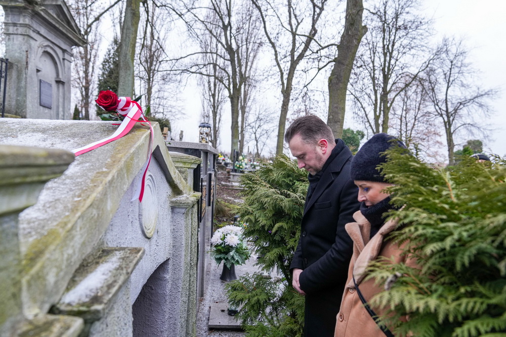 Róże bez kolców na grobie Urbanowskiej