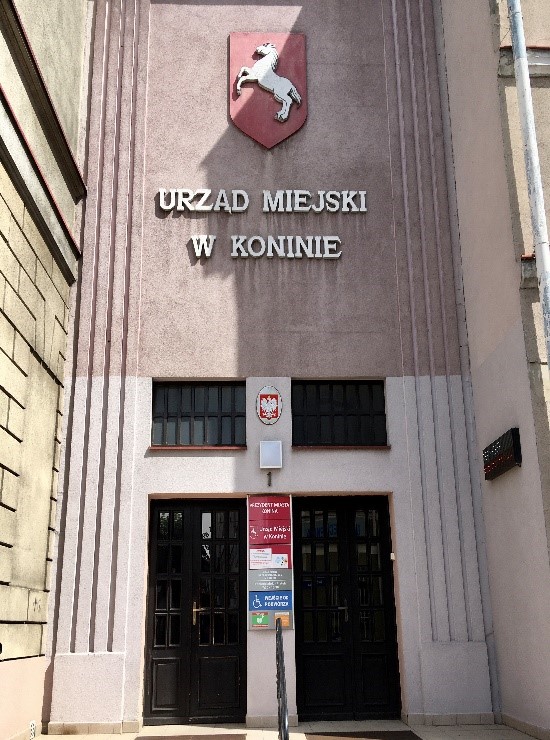 Wejście główne do Urzędu Miejskiego w Koninie