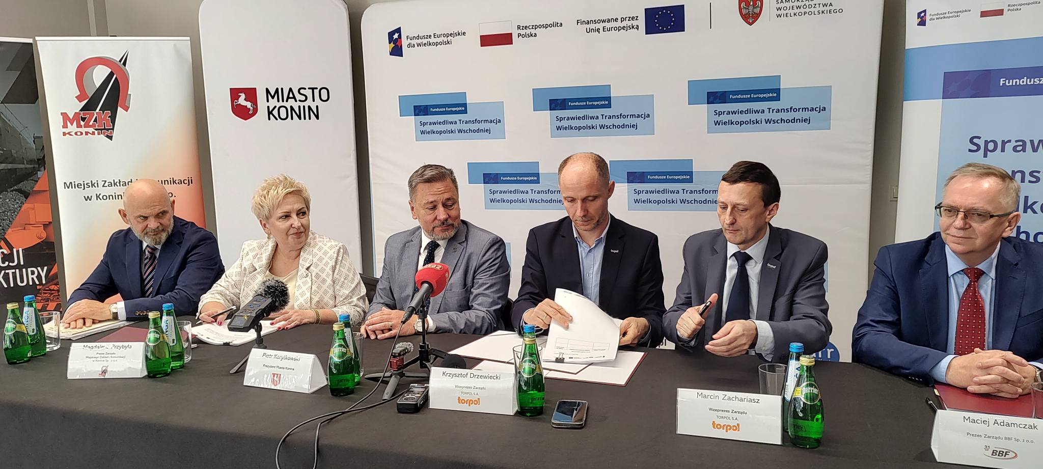 Nowoczesna zajezdnia autobusowa już za ponad 2 lata. Na zdjęciu widoczni są siedzący za stołem: prezes ARR, prezes MZK, wiceprezes TORPOL podpisujący umowę, prezydent Konina Piotr Korytkowski, szef BBF.