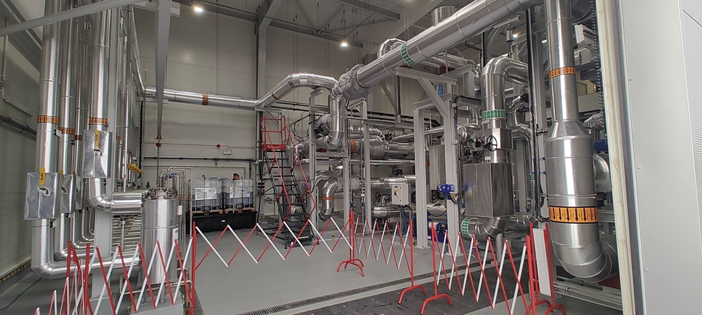 Ciepłownia geotermalna oddana do użytku. Na zdjęciu widać instalację ciepłowni.