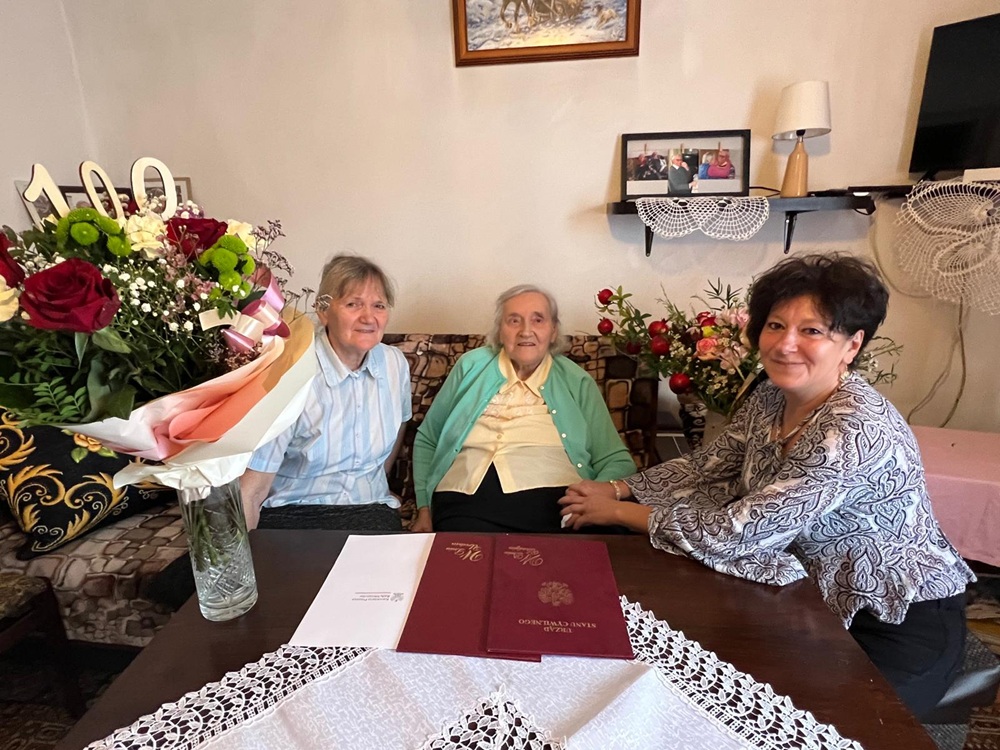 100 lat pani Heleny Przybylskiej. Na zdjęciu widać jubilatkę )siedziw  środku), a obok niej dwie bliskie osoby.