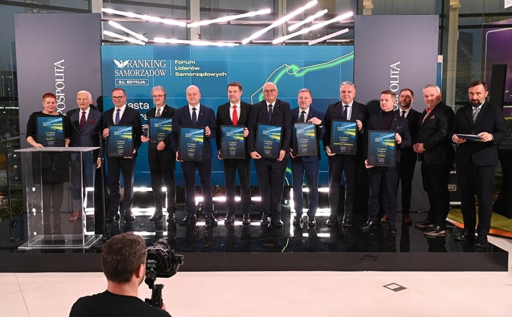 Konin dziewiątym miastem na prawach powiatu w rankingu „Rzeczpospolitej”. Na zdjęciu grupowym widać laureatów konkursu w kategorii miast na prawach powiatu i jury.