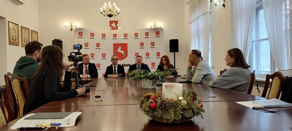 17 grudnia sesja budżetowa w Koninie. Na zdjęciu przy stole siedzą dziennikarze oraz: prezydent, jego zastępcy i skarbnik miasta.