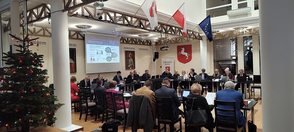 Budżet Konina na 2026 rok uchwalony. Na zdjęciu widać radnych i prezydentów siedzących przy stole obrad.