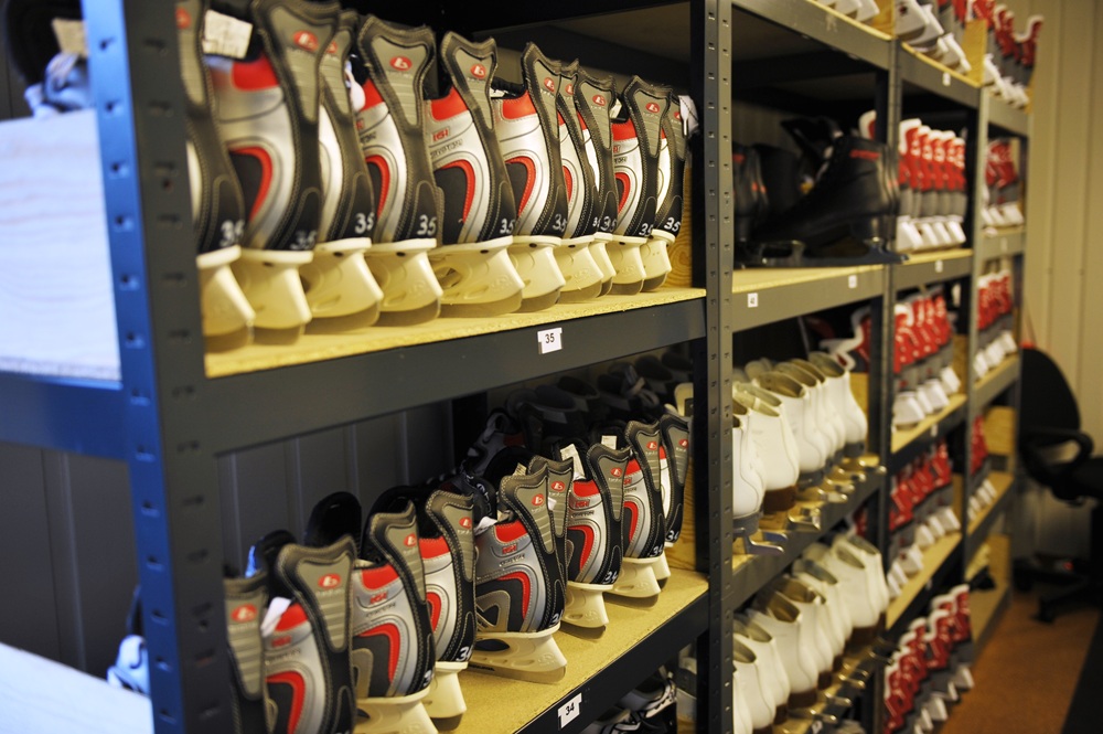 Miejskie lodowisko czynne też w święta. Na zdjęciu widać łyżwy ułożone w rzędach na półkach.