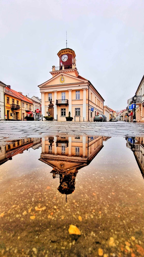 Stypendia prezydenta w dziedzinie kultury przyznane. Na zdjęciu widać artystyczne ujęcie konińskiego ratusza z jego odbiciem w tafli wody.