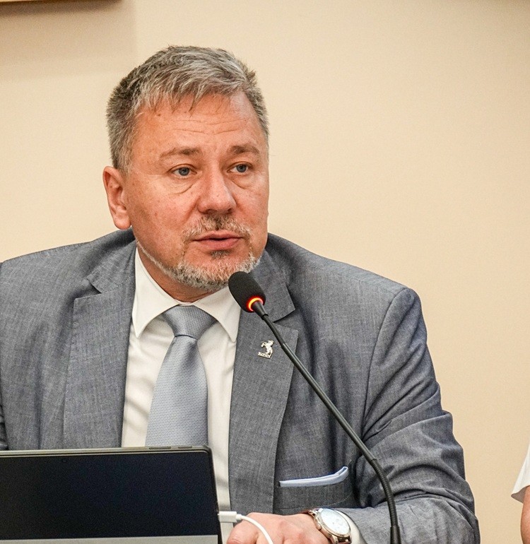 Prezydent Konina z wotum zaufania i absolutorium. Na zdjęciu widać prezydenta Konina siedzącego za stołem podczas sesji.